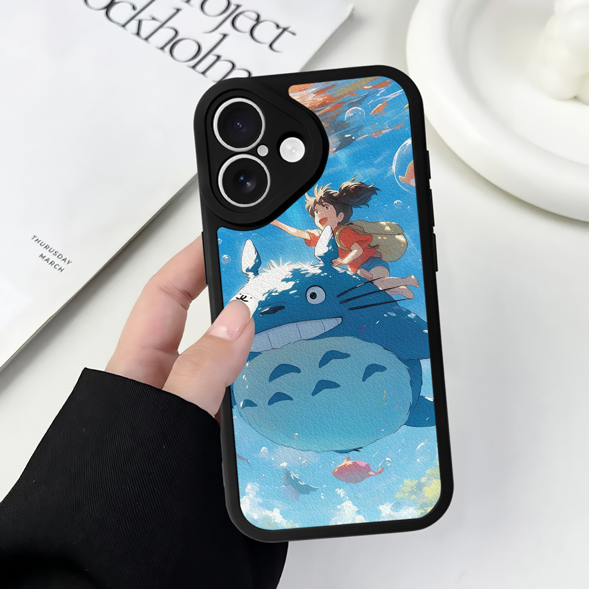 （画像用） となりのトトロ 草壁メイ 草壁サツキ My Neighbor Totoro Satsuki Kusakabe Mei Kusakabe 【iPhone 16シリーズ対応】シリコンスマホケース（レザー調） 材質：シリコン